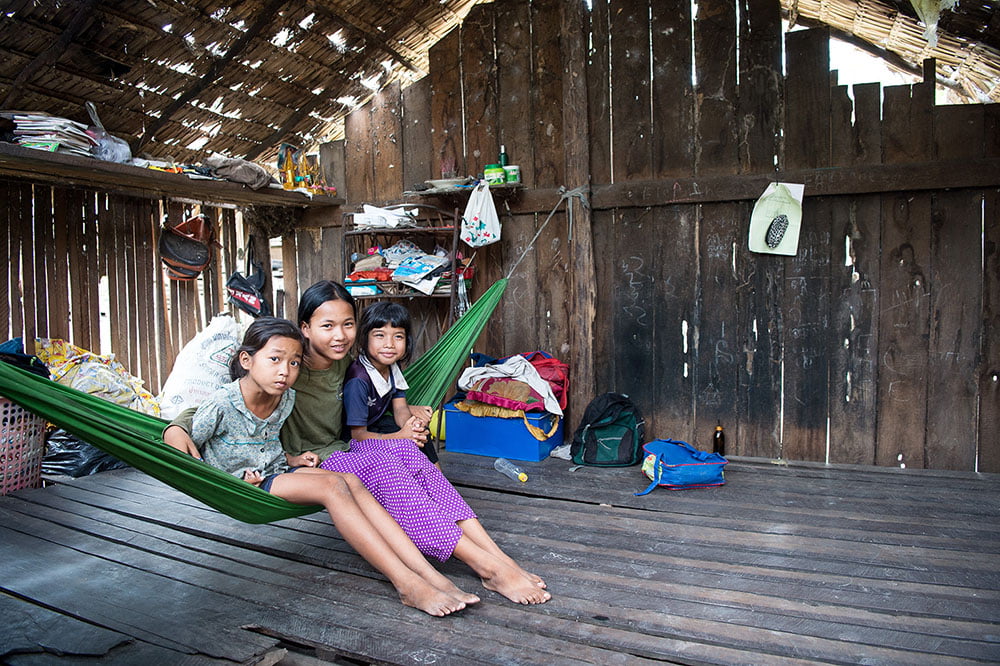 Srou, 15, ja hänen pikkusiskonsa Lai, 10, ja Tang, 8, kodissaan Kambodzassa.