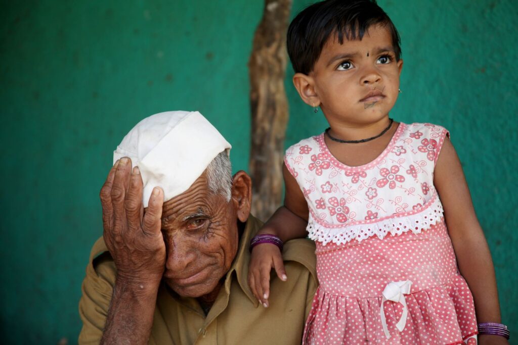 Isoisä ja lapsi Ambegaonissa Intiassa.