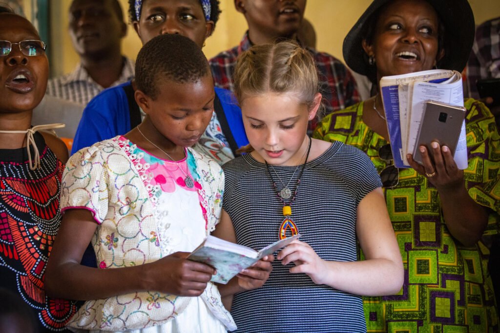 Lapset laulavat Keniassa.