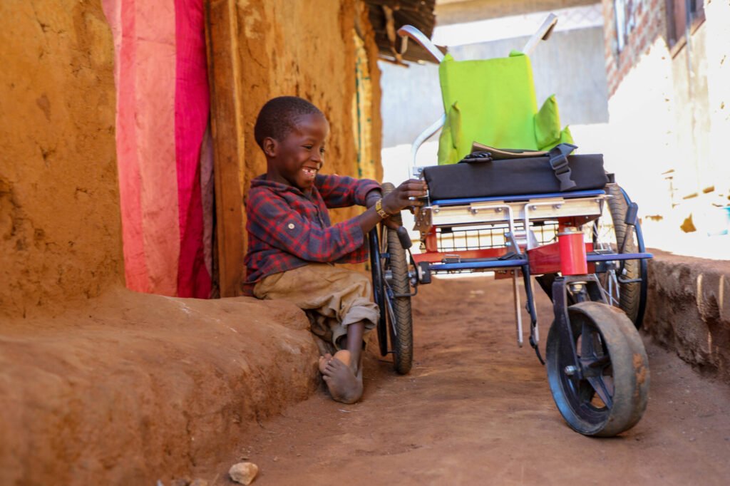 Ugandalainen Isma sai pyörätuolin World Visionilta.