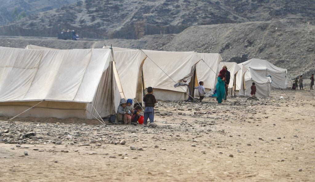 Lapsia telttojen edessä Afganistanissa.