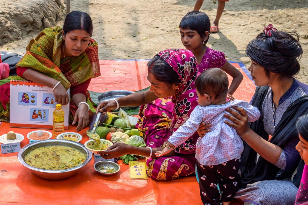 Bangladeshilaisia äitejä laittamassa ruokaa.