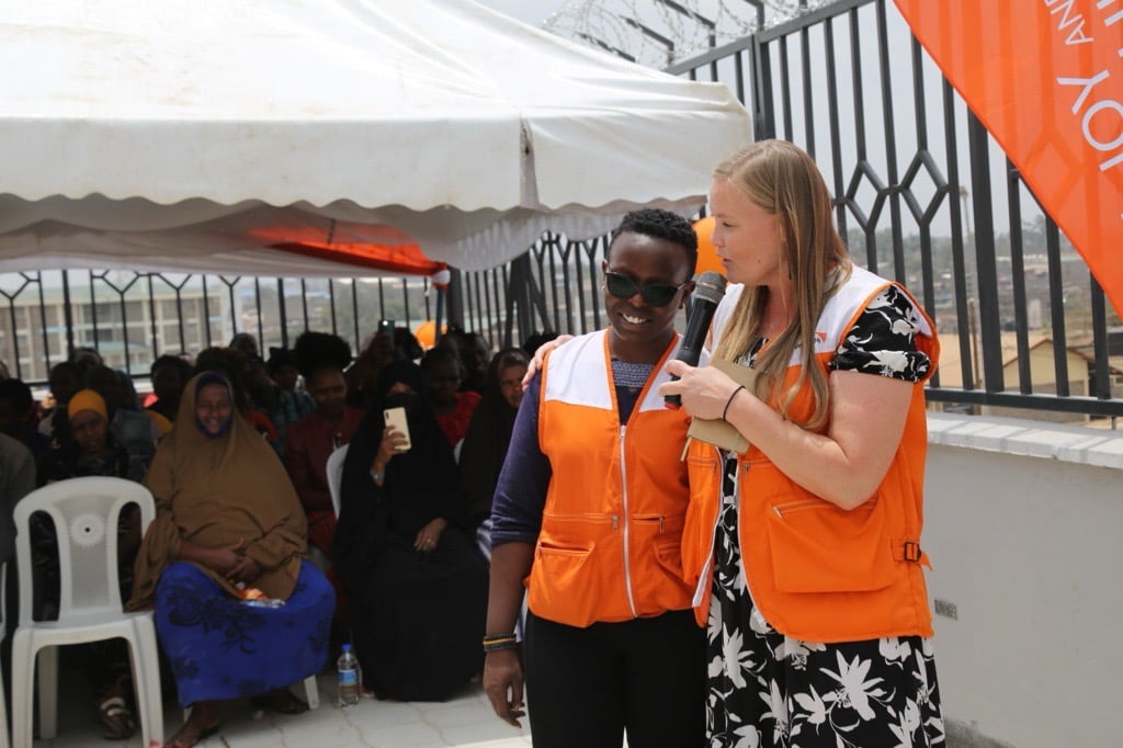 Joyce Gitao Suomen World Visionin toiminnnajohtajan Annette Gothónin kanssa Nairobissa Korogochon slummikoulun avajaisissa.