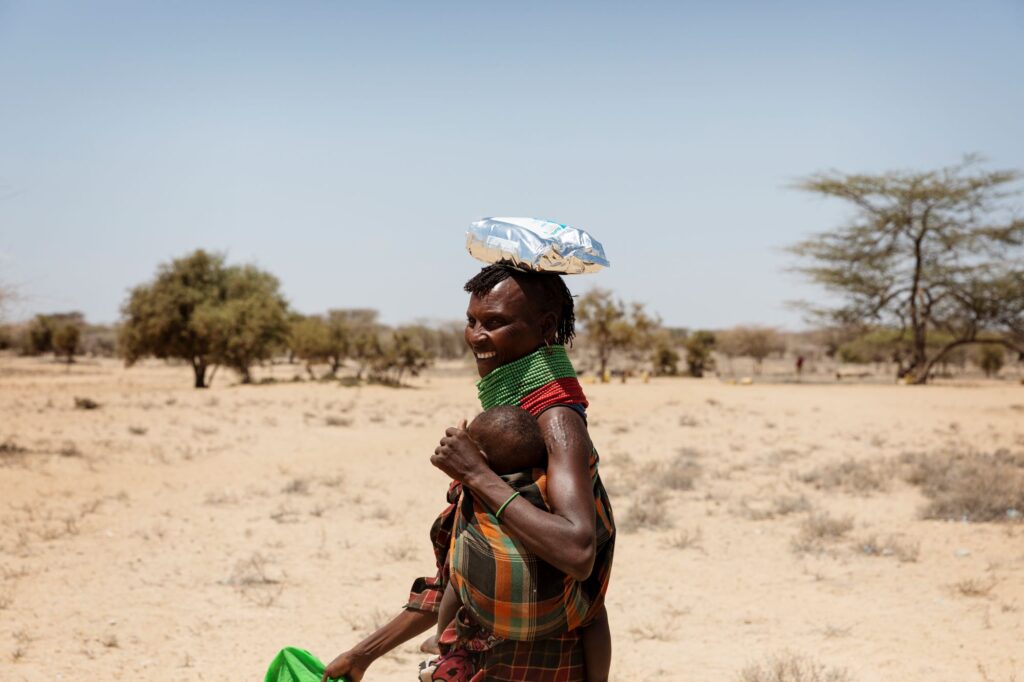 Christina poikansa Benjaminin kanssa Turkanassa Kenian maaseudulla.