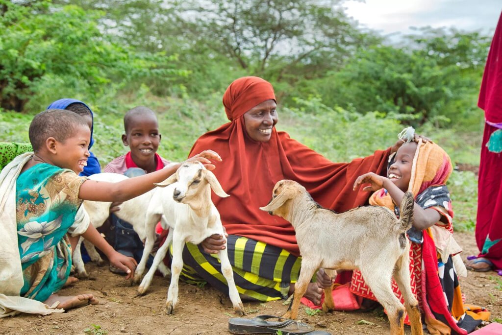 Kenialainen perhe ja kaksi vuohta.