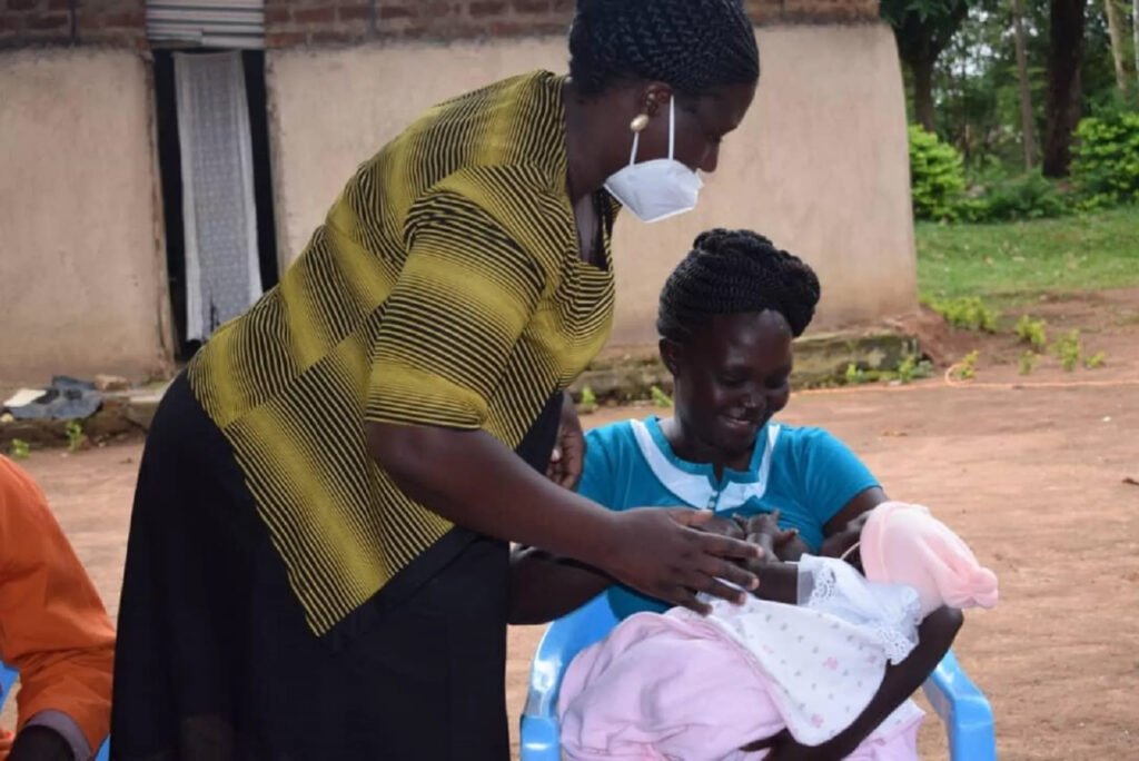 Ugandalainen äiti pitelee vauvaansa.