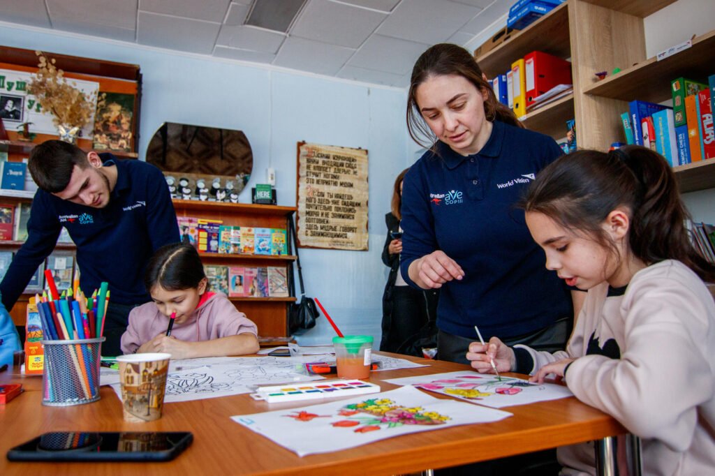 Kaksi ukrainalaista lasta piirtävät World Visionin ylläpitämässä lapsiystävällisessä tilassa Moldovassa.