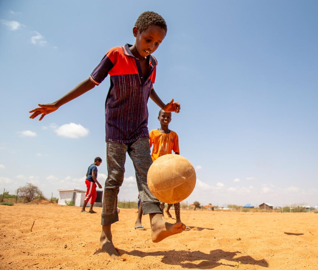 Somalilaisia poikia pelaamassa jalkapalloa.
