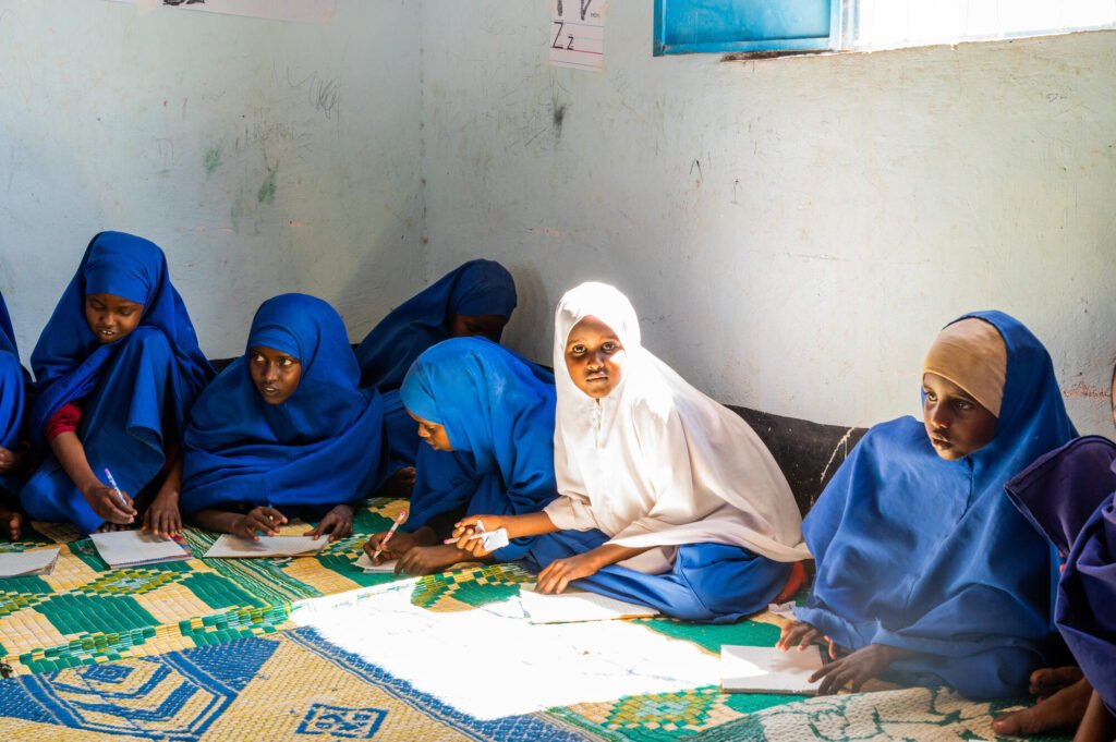 Somalilaisia tyttöjä oppimassa.