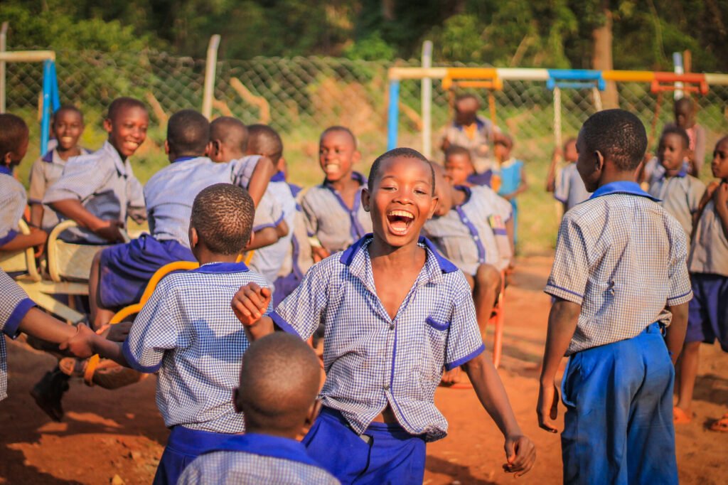Ugandalaisia lapsia leikkimässä koulunsa pihalla.