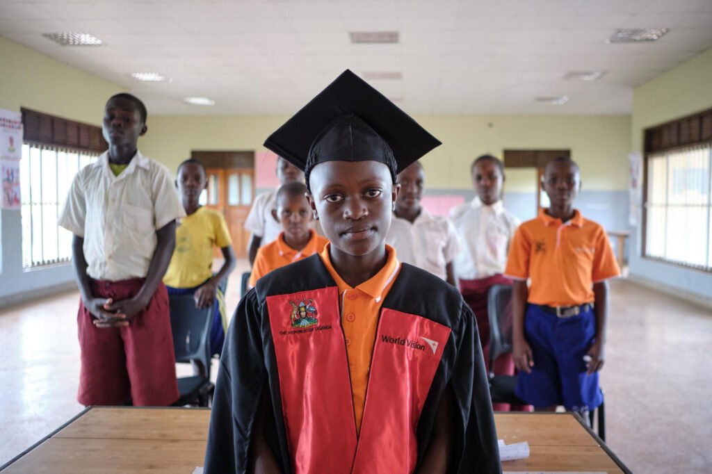Marvin Ugandasta seisoo luokkahuoneessa muiden oppilaiden kanssa.