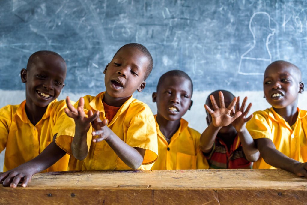 Viisi kenialaista lasta koulussa.