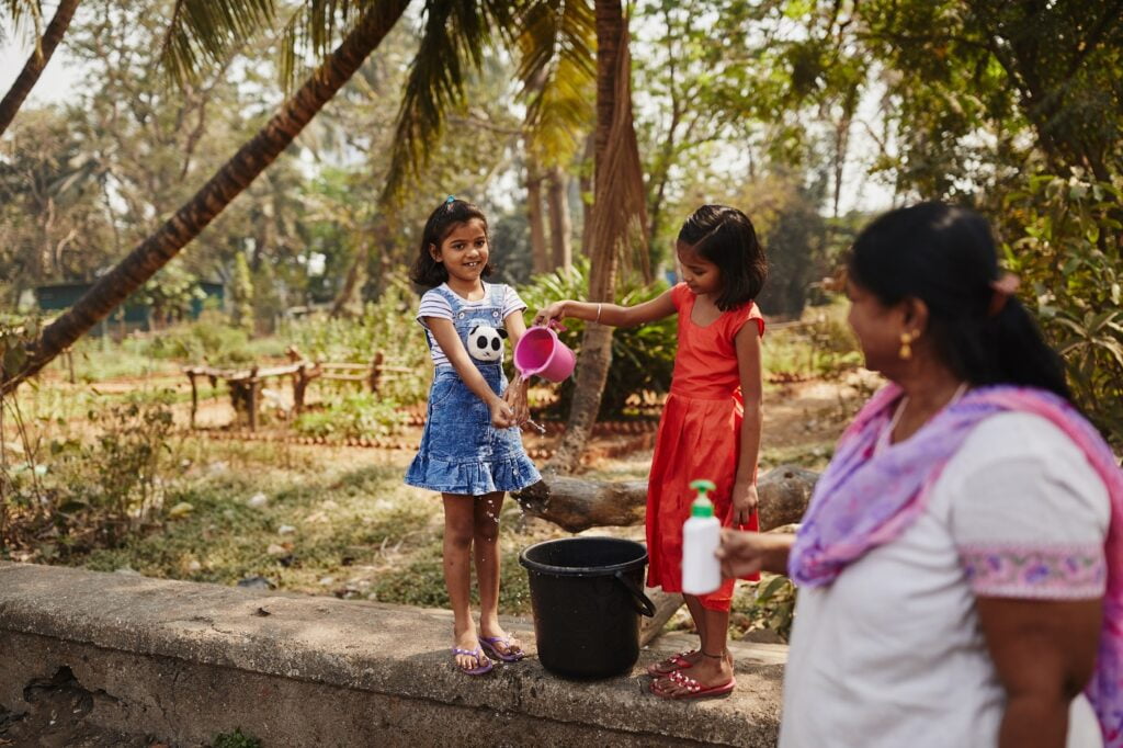 Kaksi intialaista tyttöä pesemässä käsiä.