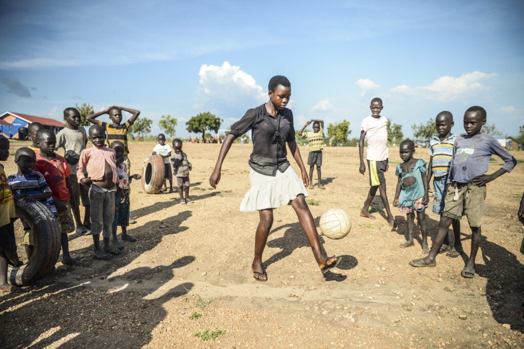 Lapset pelaavat jalkapalloa Pohjois-Ugandassa.