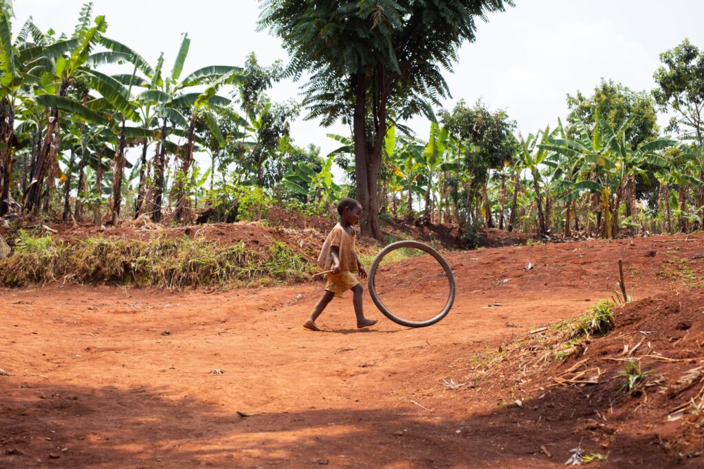 Tyttö pyörittää rengasta Ruandan Umurawassa.