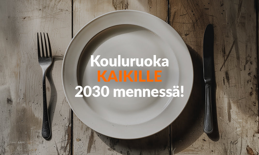 Tyhjä, valkoinen lautanen rustiikilla, puisella pöydällä. Vieressä on haarukka ja veitsi. Lautasen sisällä on teksti "Kouluruoka kaikille 2030 mennessä"